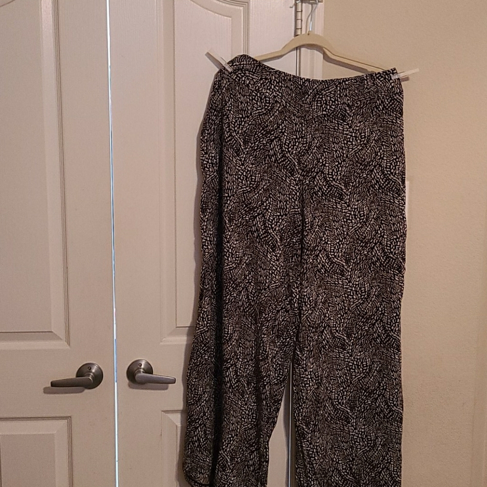 Stretch fit wide bottom pants